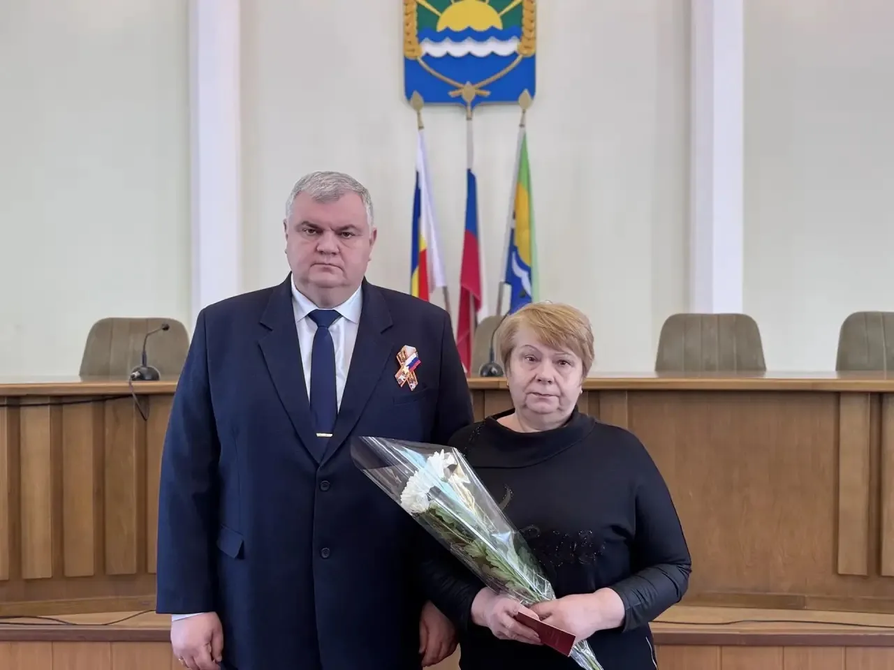 Глава Азовского района Сергей Комаров вручил ордена и медали семьям погибших героев СВО  В администр
