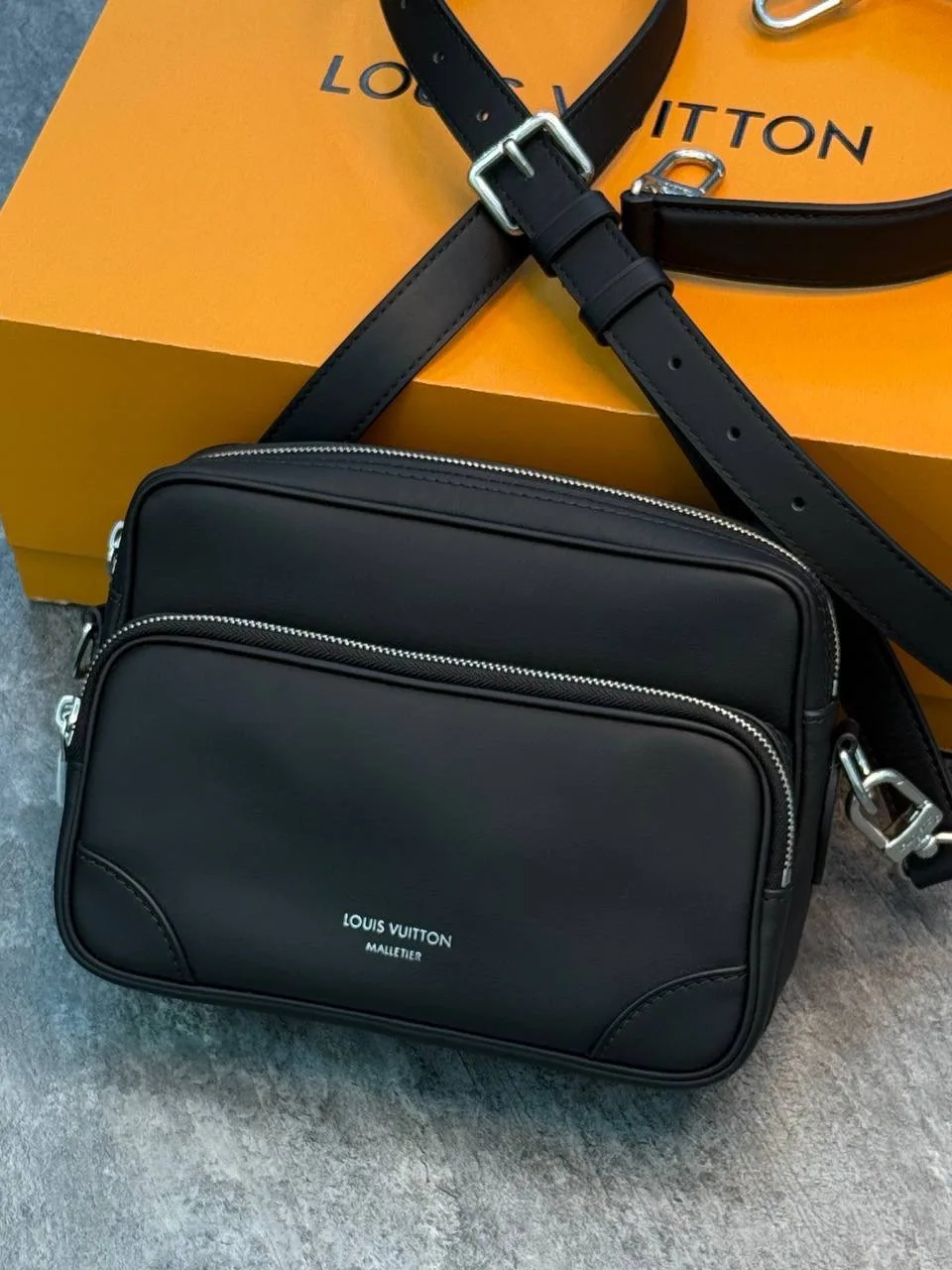Сумка Louis Vuitton 

➡️ Лёгкая и вместительная, она легко вписывается в дневной образ с джинсами и 