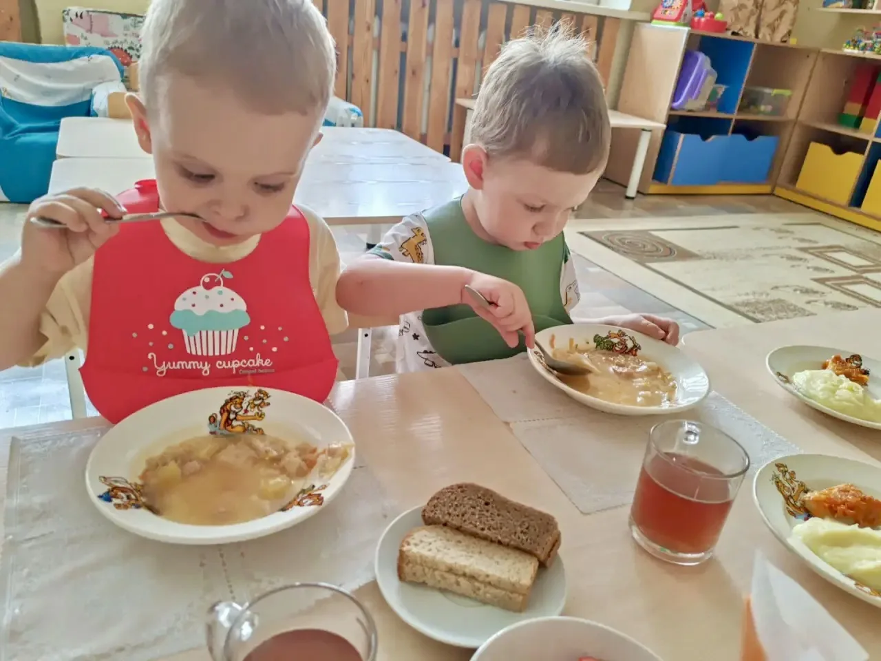 Ничего вкуснее нет,
Есть со всеми свой обед,
А довольный аппетит,
"На здоровье!" - говорит.
За столо
