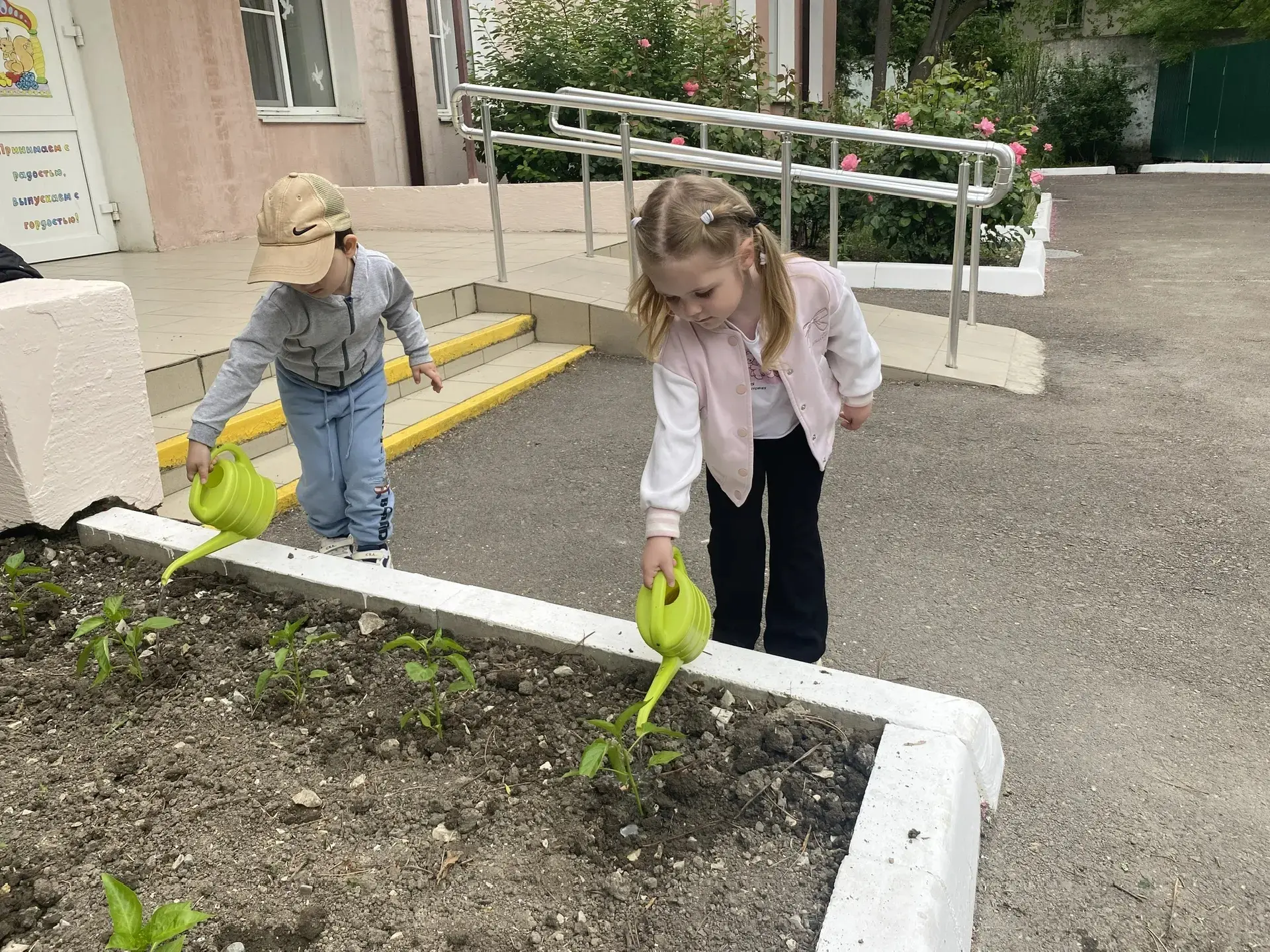 🍅🥕 Воспитанники младшей группы № 6 под руководством воспитателей посадили огород.