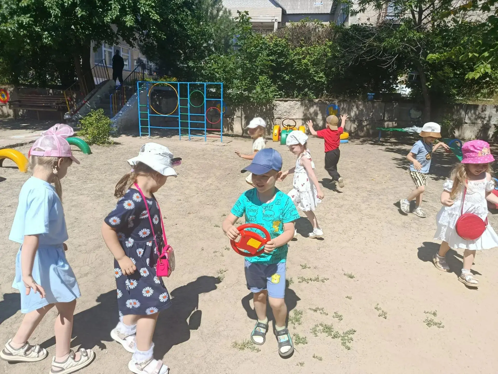 Летние прогулки в нашем детском саду: играем, исследуем и развиваемся! ☀🌿
Лето — это не просто смен