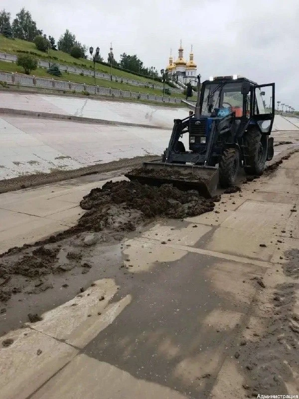 Набережную Туры в Тюмени приводят в порядок после паводка.

После ухода воды службы начали ежедневну