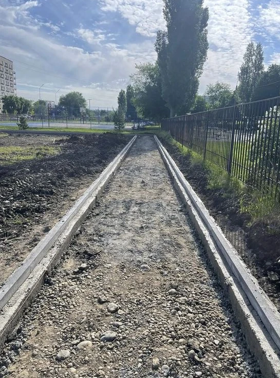 На улице Апанасенко продолжается работа по благоустройству второй очереди сквера «Новый».