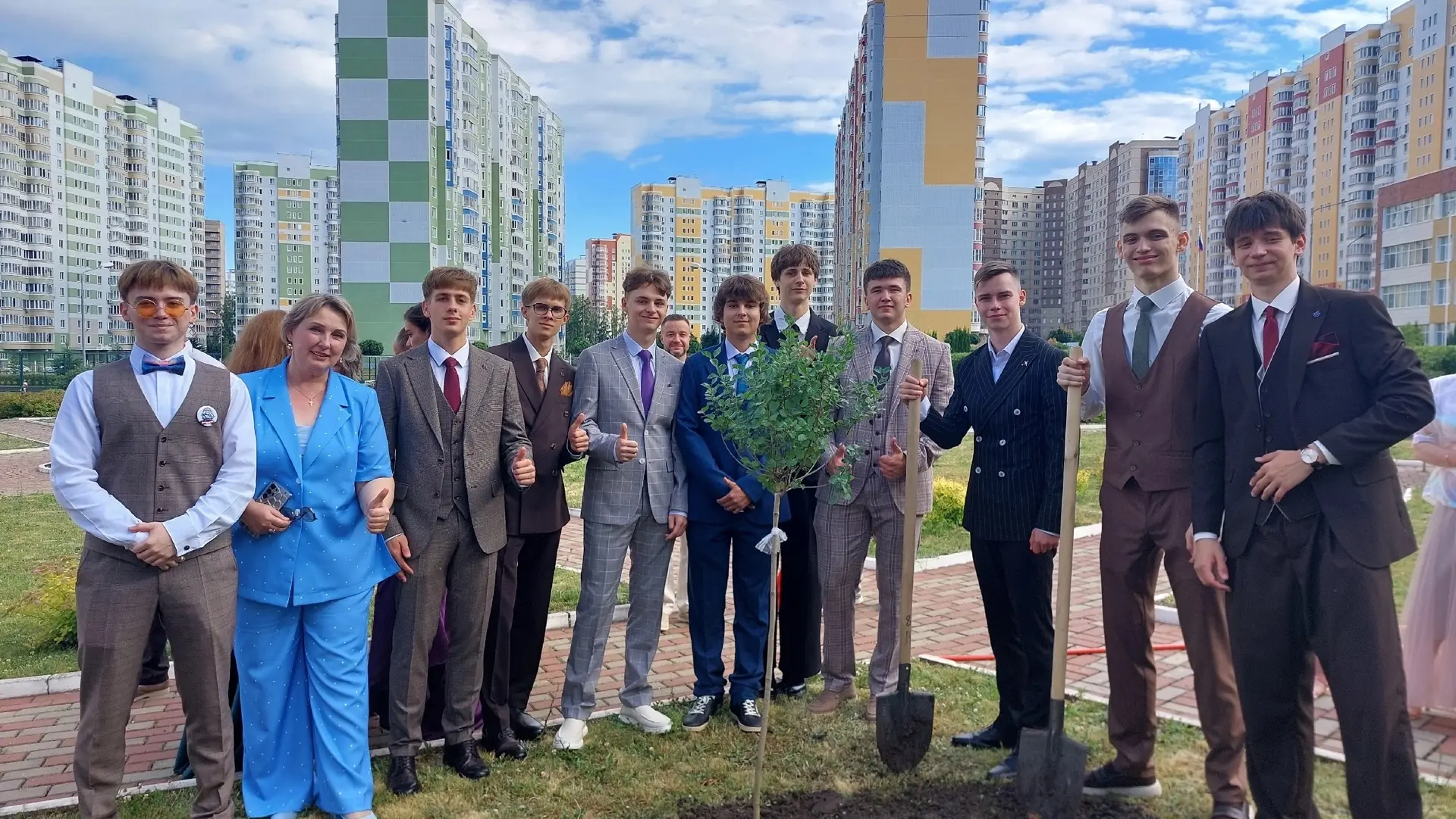 💫Традиции #школа61курск продолжают жить💫
❤️27.06.2026 выпускники 11 класса 2026 года посадили моло