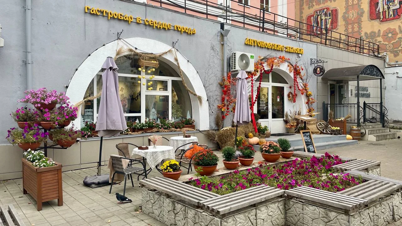Елецкие магазины и кафе украсили к осени
