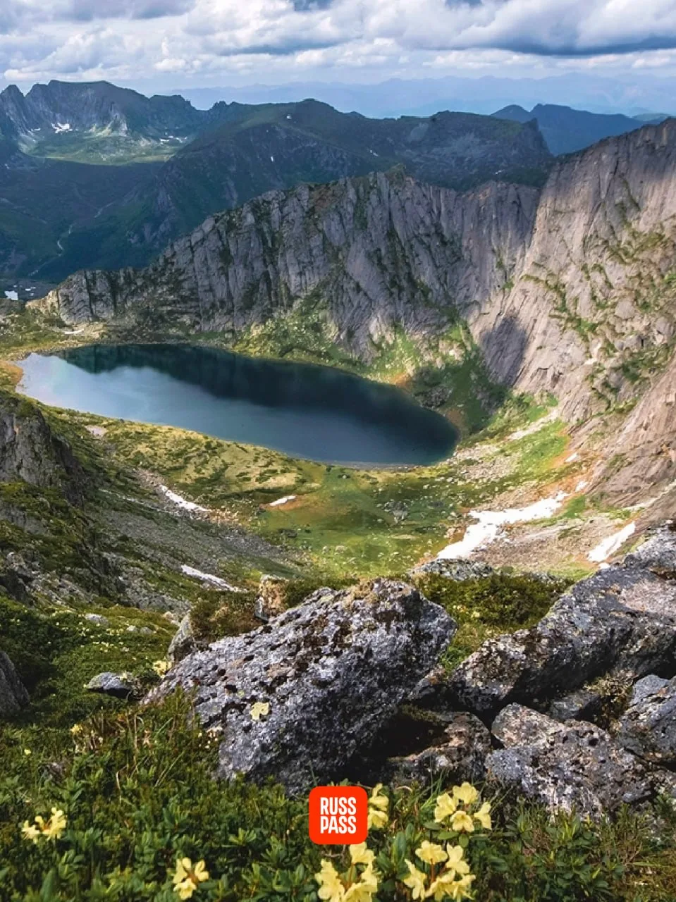⛰ Здесь базальтовые валуны хранят петроглифы возрастом 9–12 тысяч лет, а в тайге до сих пор слышны о