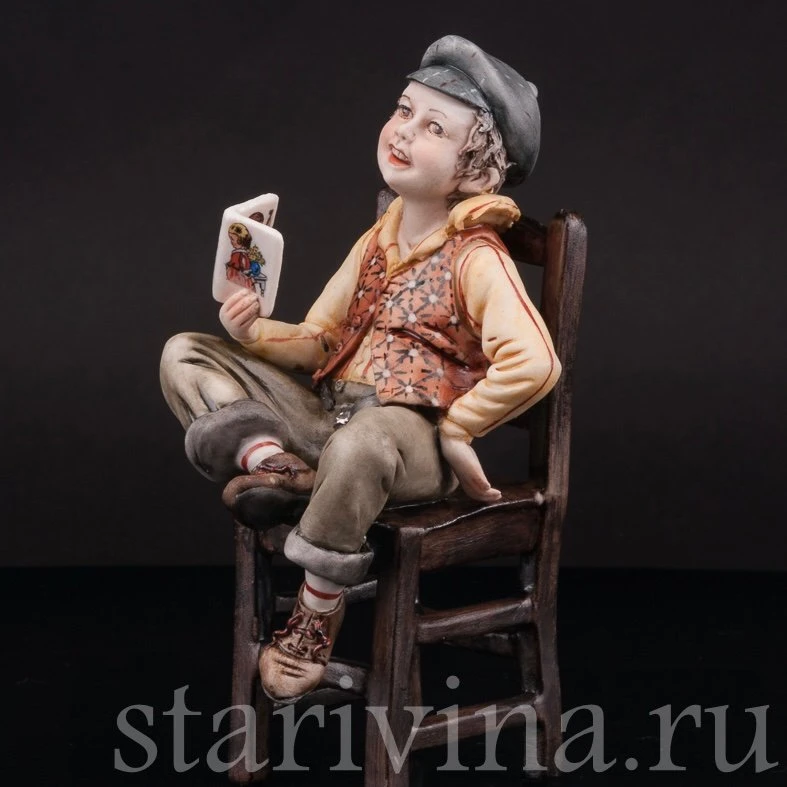 Итальянская статуэтка мальчика с книжкой выполнена в традициях фарфора Каподимонте, отл...