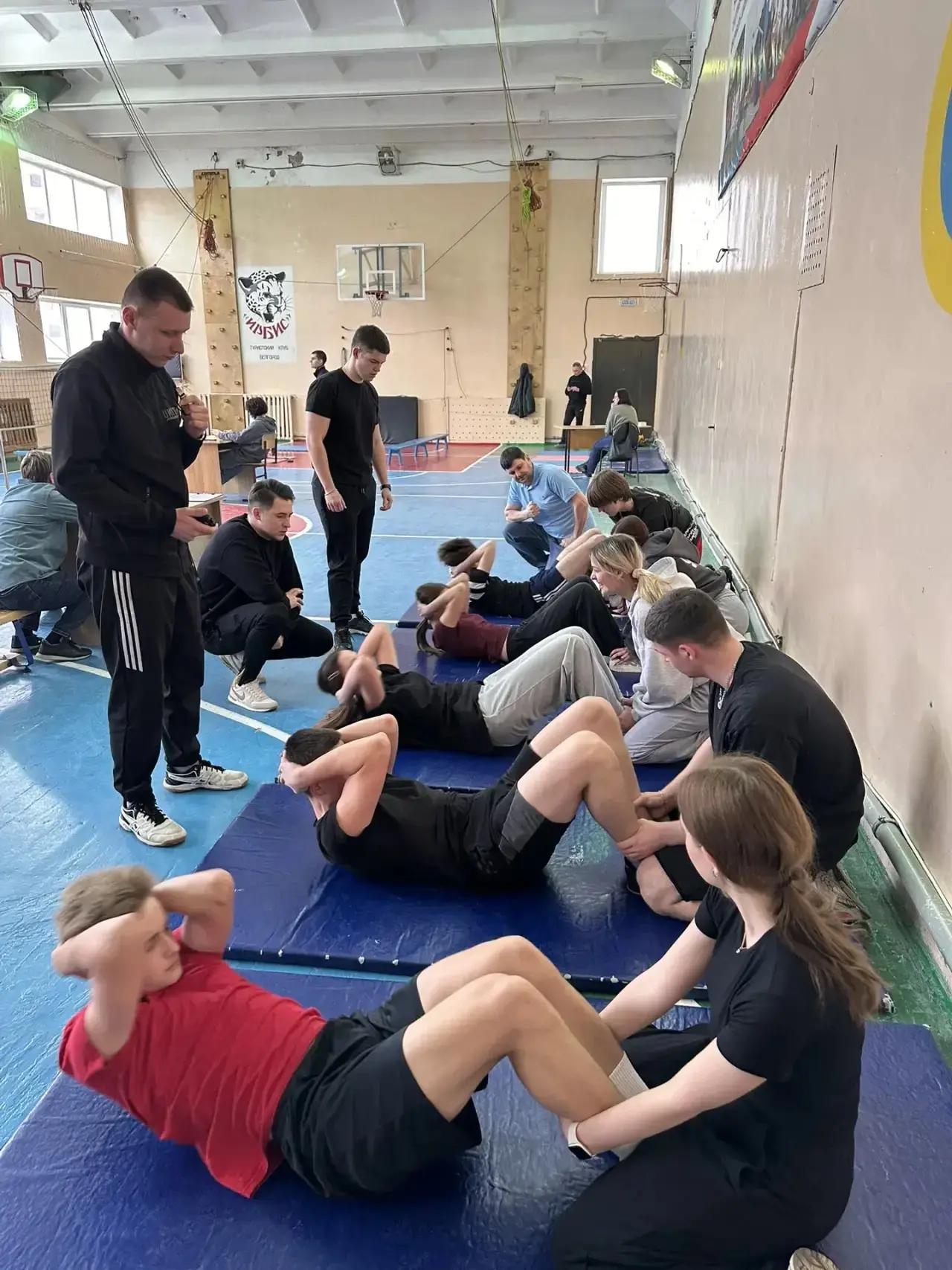 🏃‍♂️ «Президентские состязания»: наши гимназисты в борьбе за победу! 🏆  Учащиеся 8 «Б» и 10 «А» клас