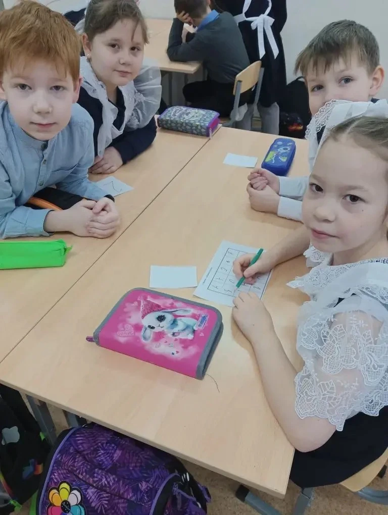 19 февраля первоклассники 1 "В" и 1 "Г" классов попрощались с Азбукой.  Прошел урок-игра "Спасибо те