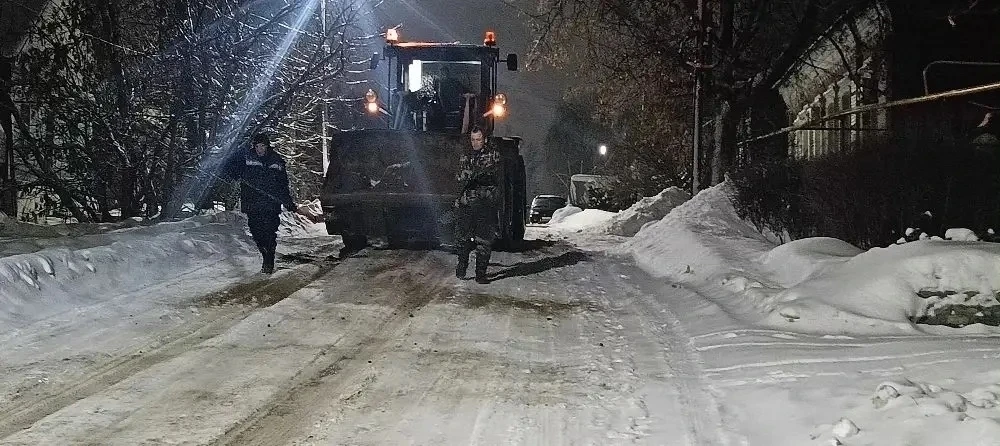 🚜 Мичуринские коммунальщики борются со снегом и гололедицей на городских улицах и тротуарах  Погода 
