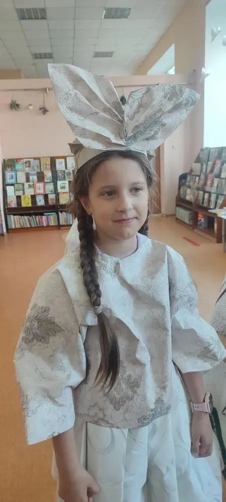 🎭 Творческое дефиле «Костюм из ничего» в библиотеке им. А. Лиханова  20 мая ученики 1 «А» класса вме