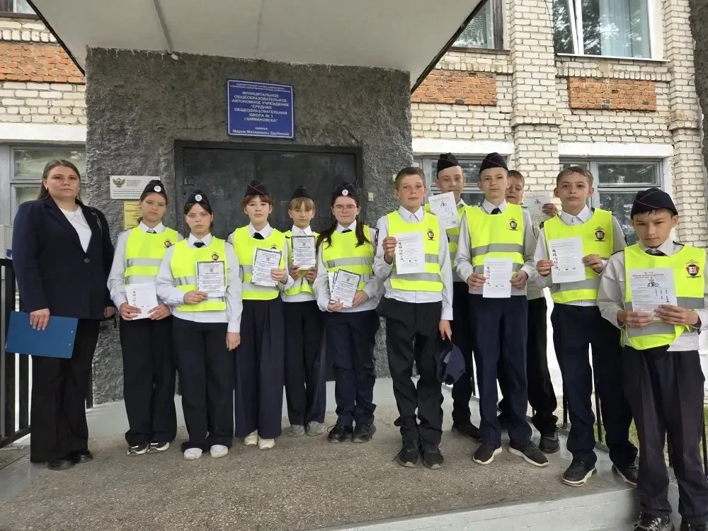 📌Госавтоинспекция города Шимановска совместно с отрядом ЮИД школы №3 «Светлячок» орган...