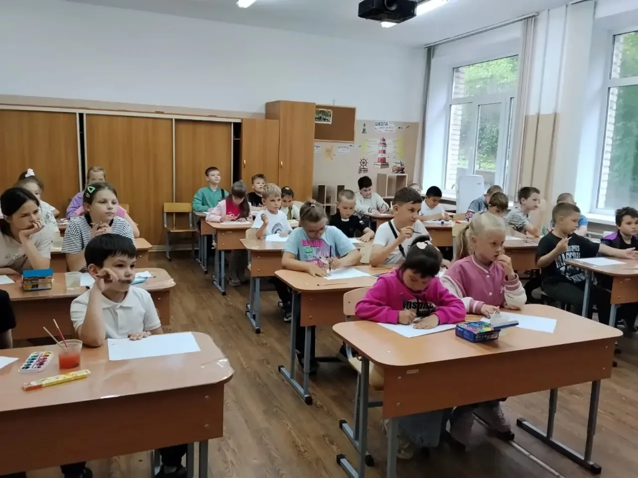 🎨 Радуга красок на бумаге: как наш пришкольный лагерь поздравлял Владивосток!

Сегодня в нашем лаге