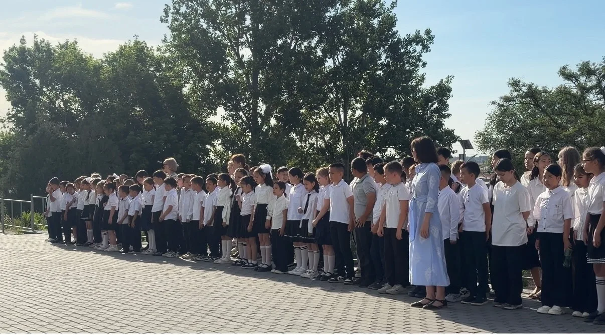 📢 25 мая в нашей школе прошла торжественная линейка с поднятием Государственного флага...