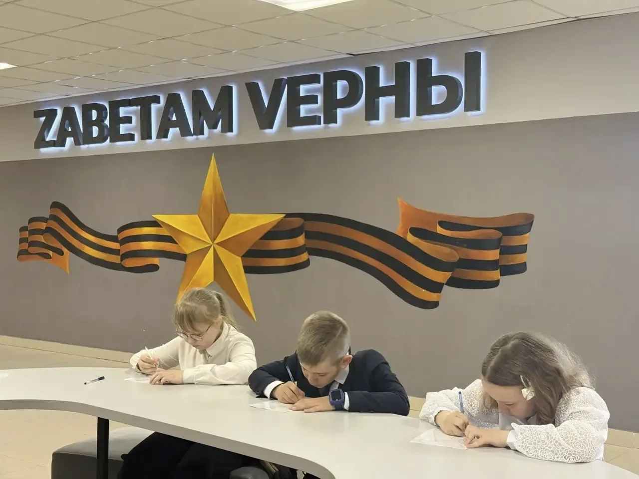 🕊️ В нашей школе прошла трогательная акция «Журавли Великой Победы»  Сегодня мы стали частью Всеросс