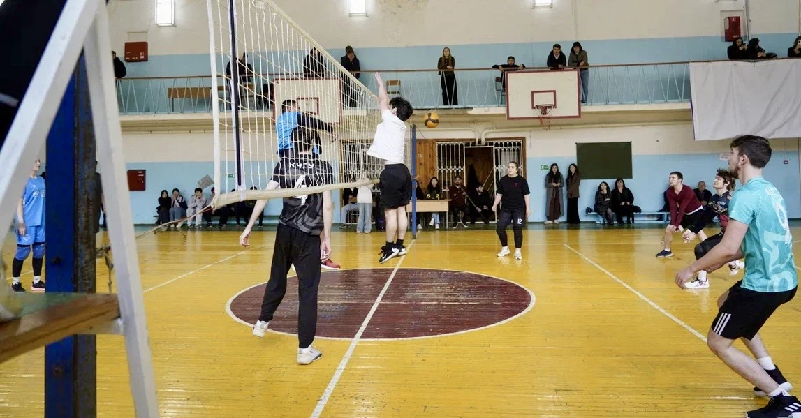 🏐 В КЧГУ проходит турнир по микс-волейболу!  Уже завтра, 15 апреля,  финал!   Приходите болеть за сп