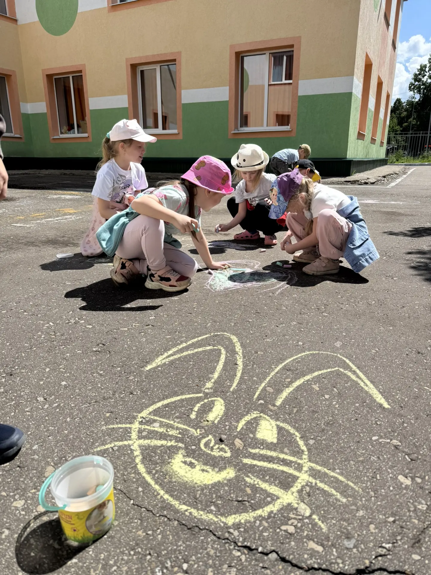 🏡🌟Сегодня в нашем детском саду прошел тематический день, посвященный рисованию на асфальте. Асфаль