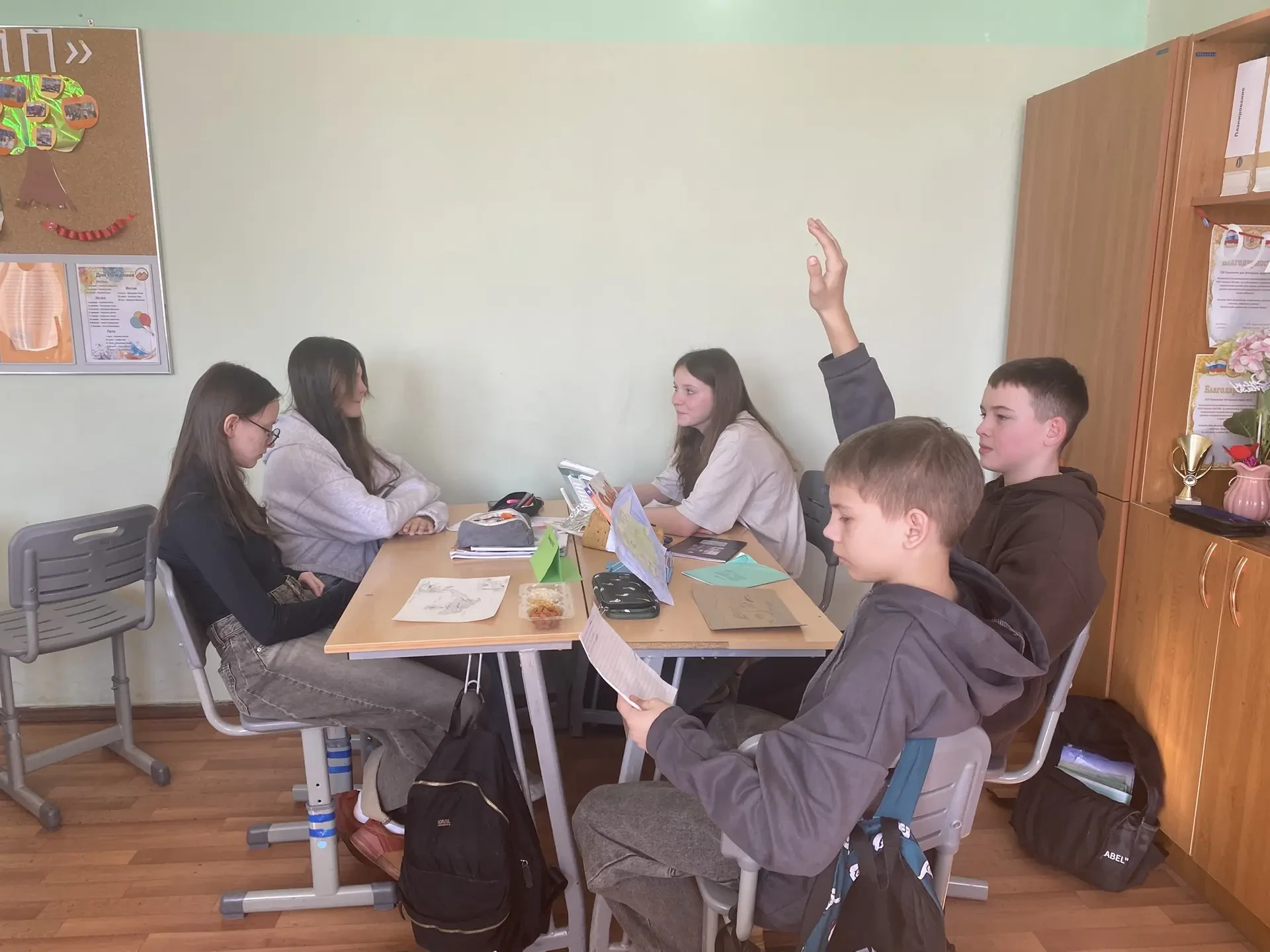 📚🏝️ Путешествие на необитаемый остров прямо в классе!  В 6 "А" прошёл необычный интегрированный урок