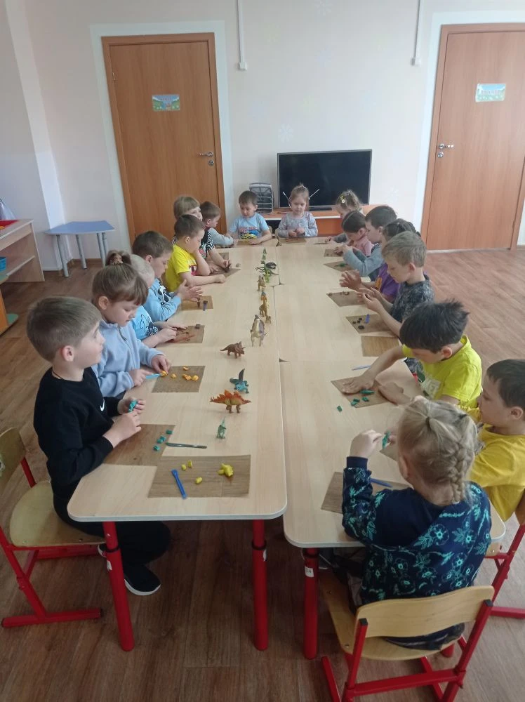 🌟 *Путешествие в мезозойскую эру!* Сегодня наши ребята из старшей группы превратились ...