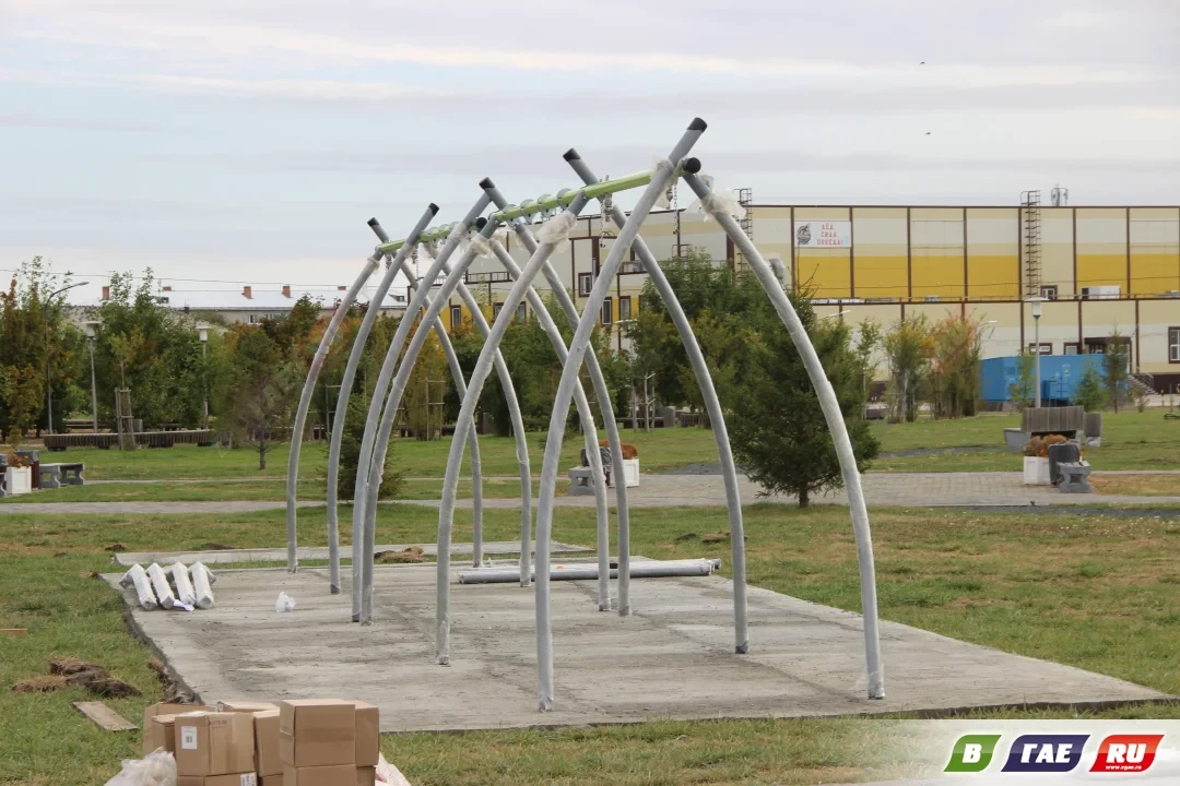 В Гайском парке культуры и отдыха начали собирать новую детскую площадку 🛝