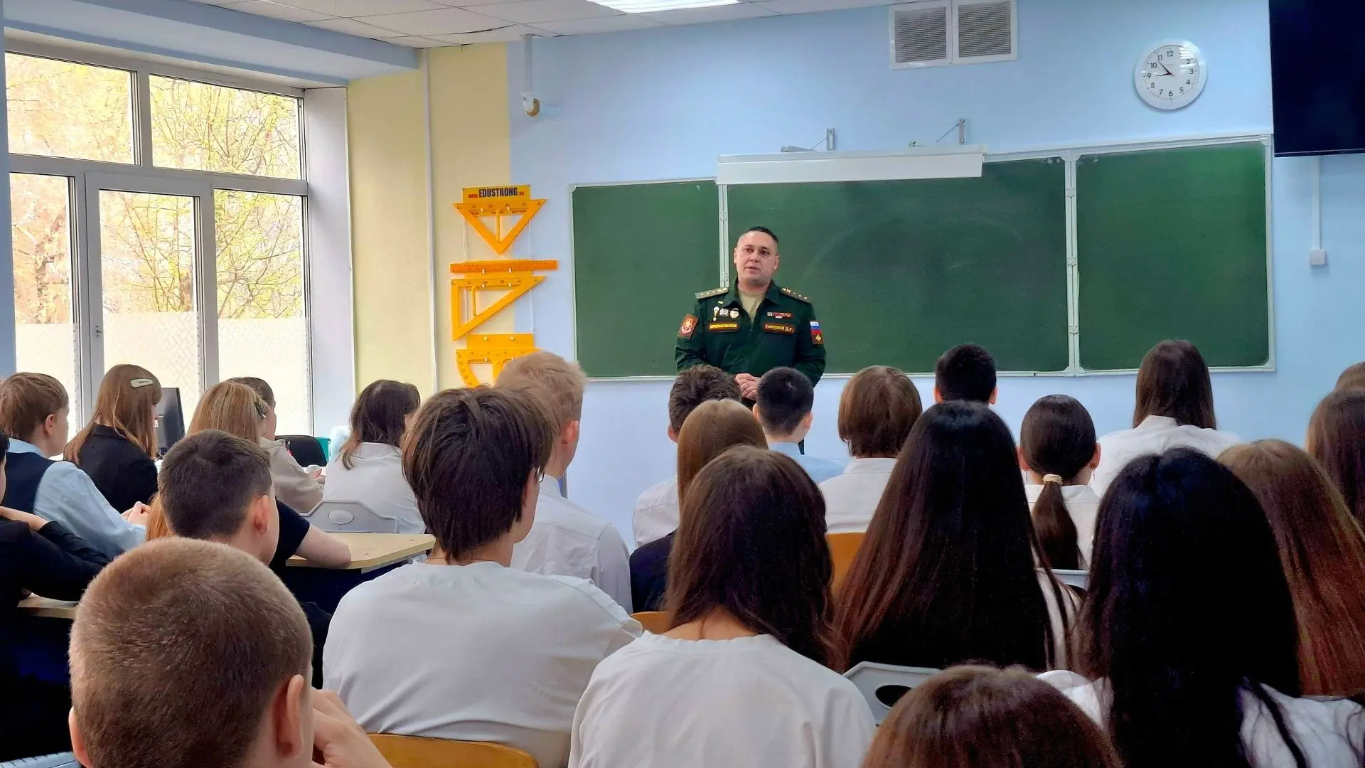 В нашей школе состоялась встреча семиклассников с ветераном боевых действий, участником СВО Каримовы