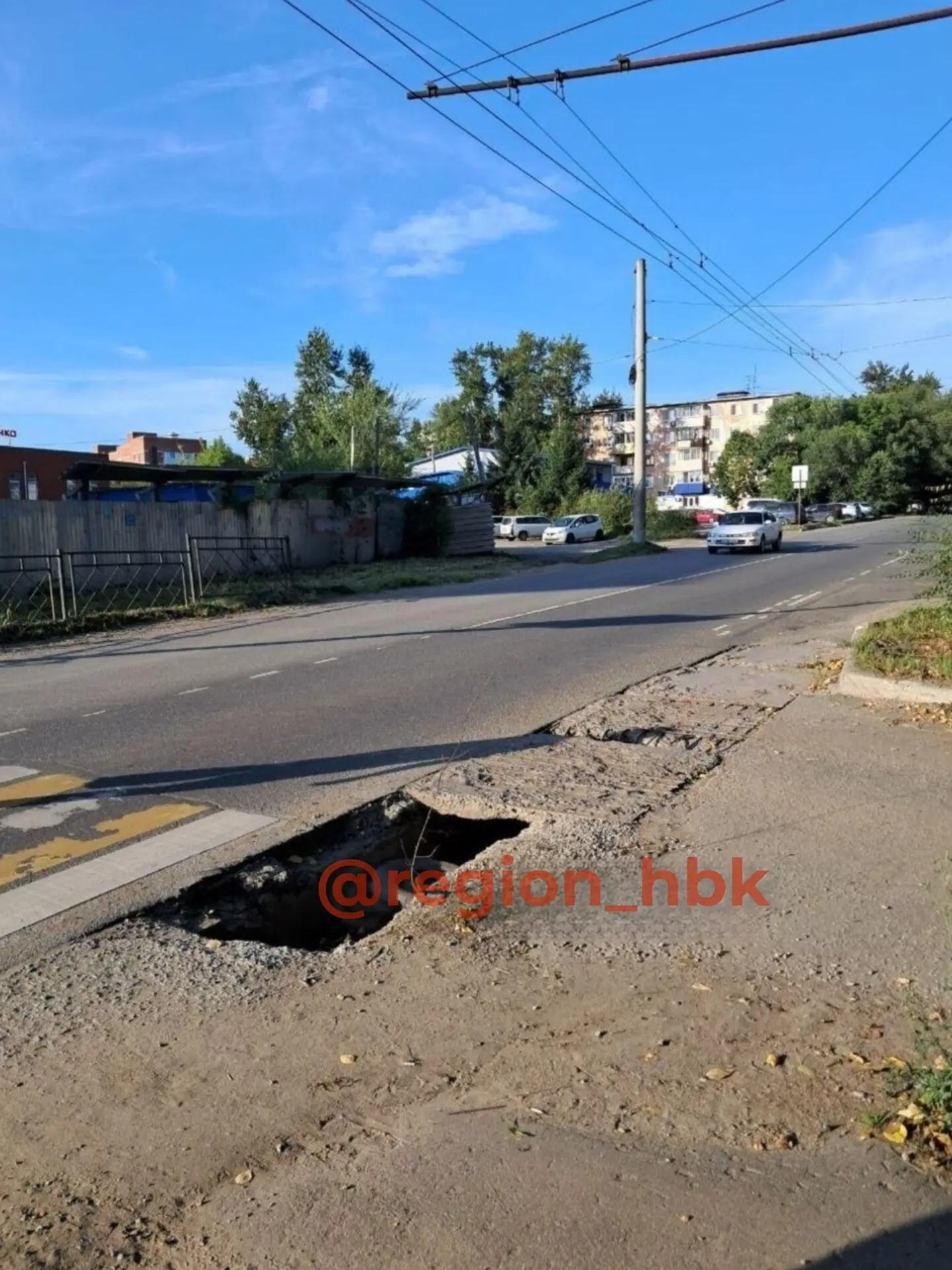 Огромный провал дороги образовался в Хабаровске у пешеходного перехода на улице Юности,...