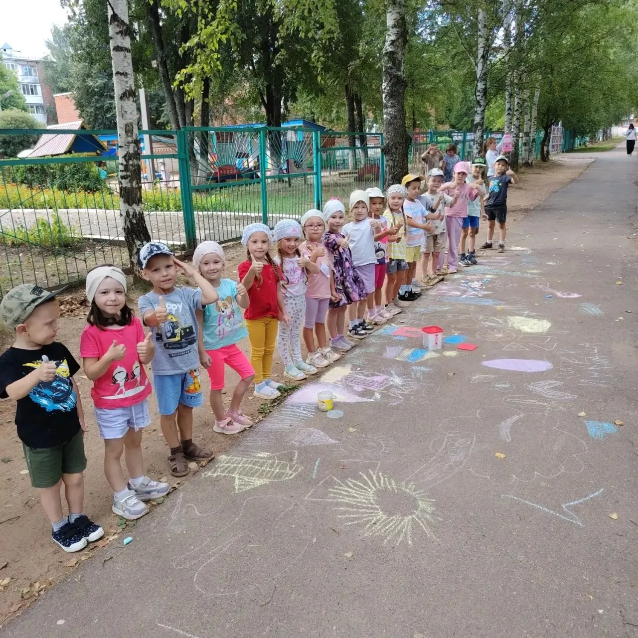 Для многих лето☀️🌈 с детства - это рисование мелками на асфальте. 😃🤗👍