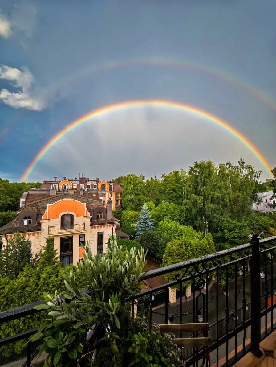 Подписчик поделился с нами красивой двойной радугой 🌈

Снято на Дибуновской
