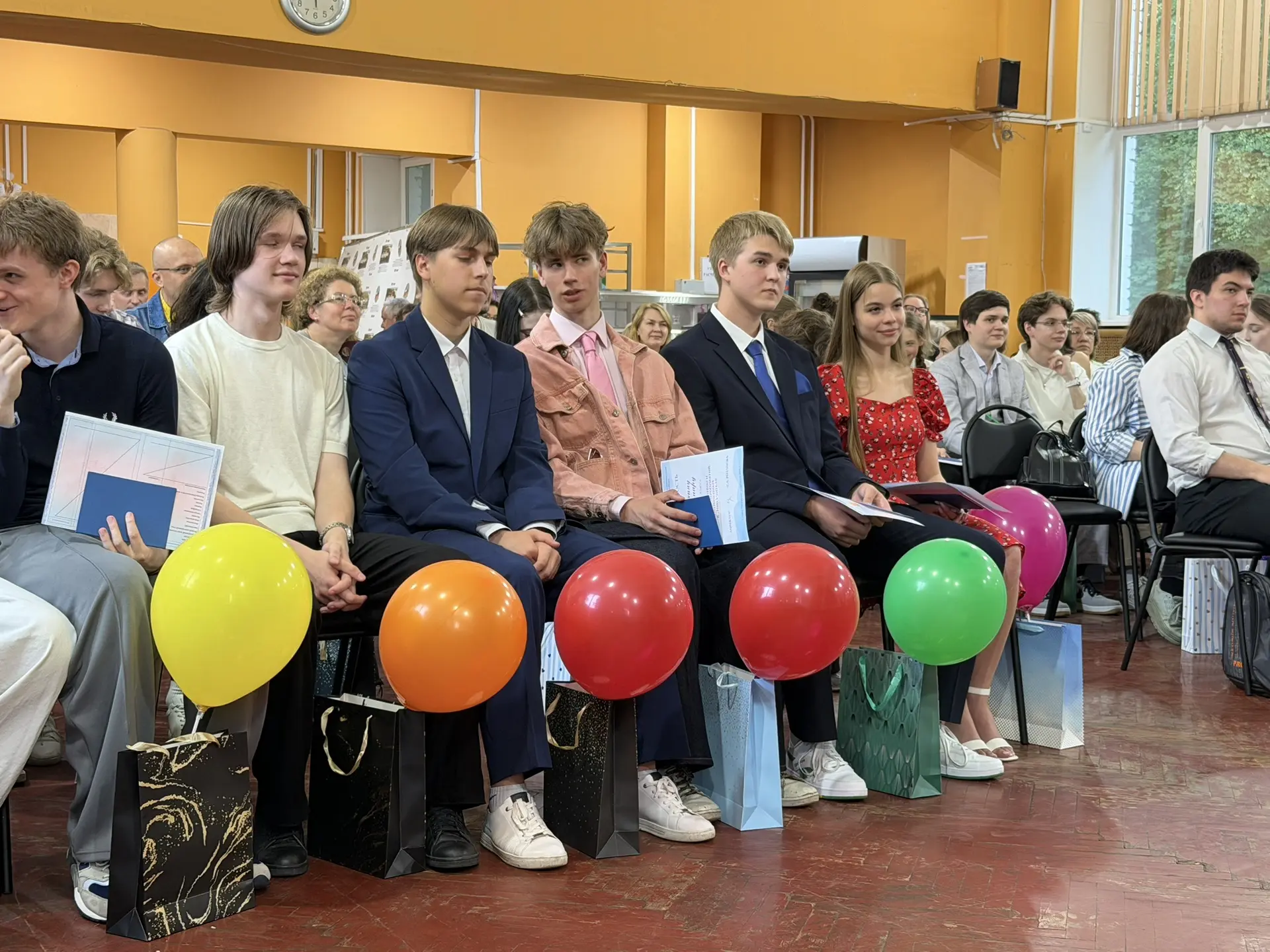 Позади – 11 лет, впереди – большая жизнь 🎓

В нашей школе состоялась торжественная церемония вручен
