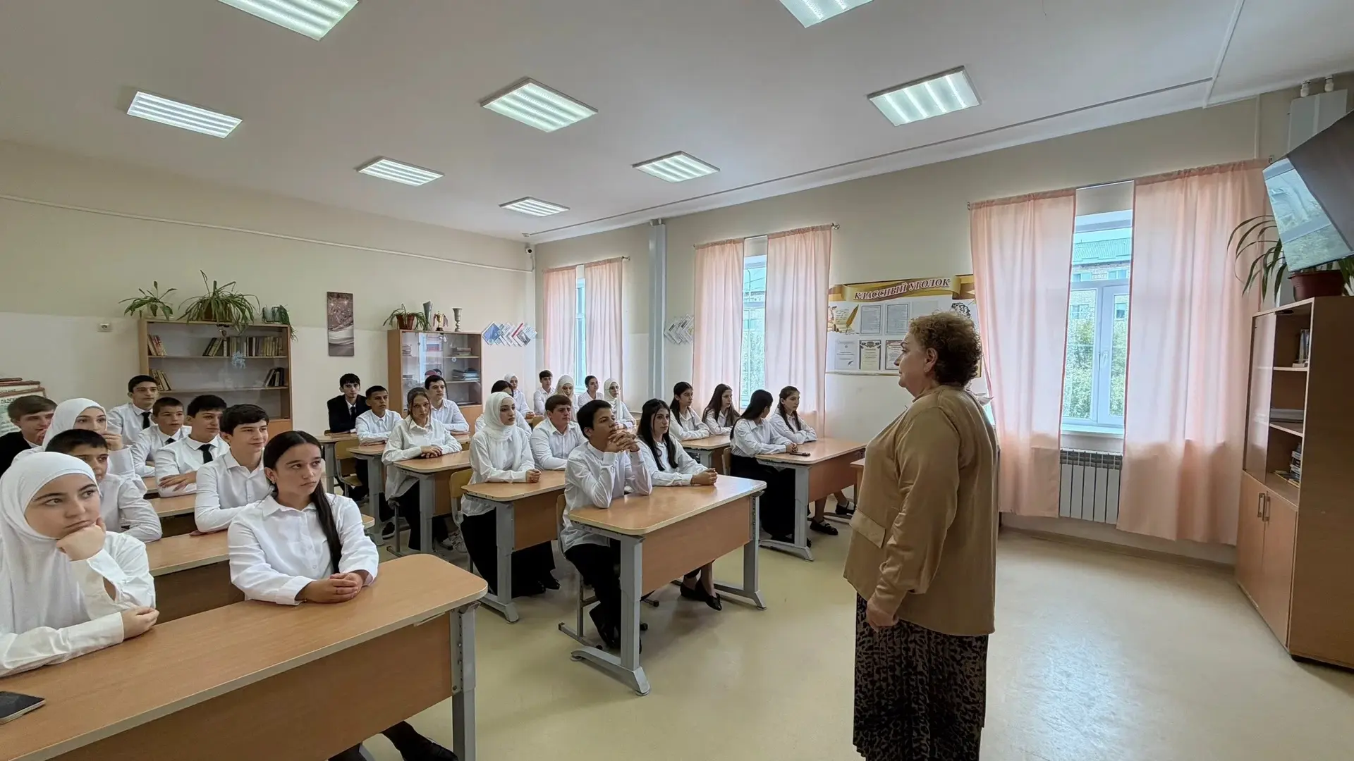 В школе прошел цикл классных часов на тему «Формы и методы вовлечения молодежи в террор...