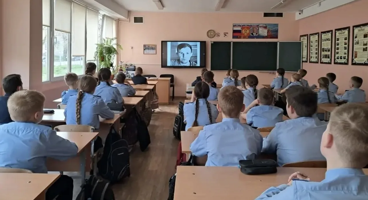🪐В МБОУ «Школа-лицей» №3 им.А.С. Макаренко» прошли классные часы «12 апреля - День космонавтики», по
