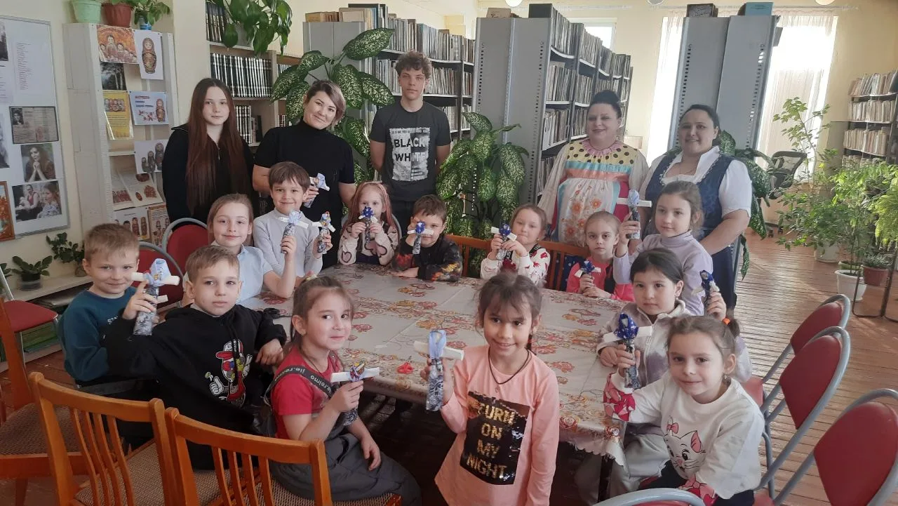 Дети подготовительной группы "Сказка" были приглашены на экскурсию в библиотеку , посвя...