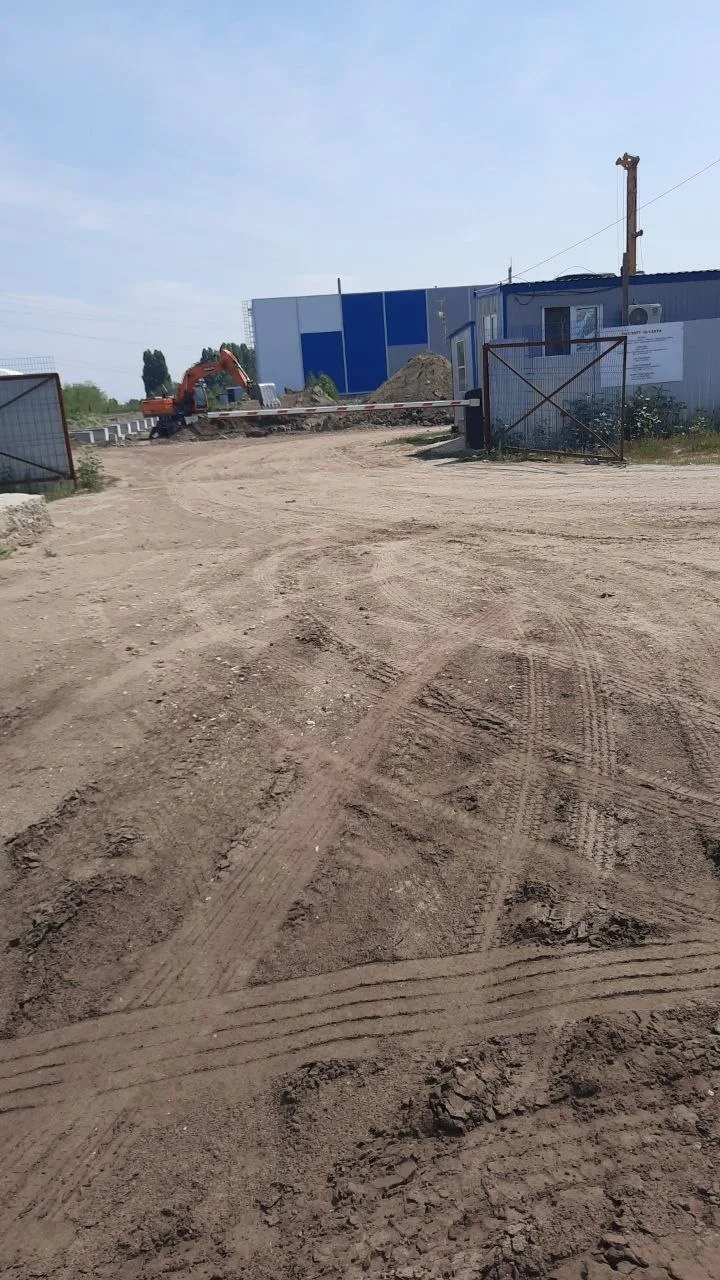В заводском, у трамвайной линии, где раньше бутылка была, ведётся стройка склада.
