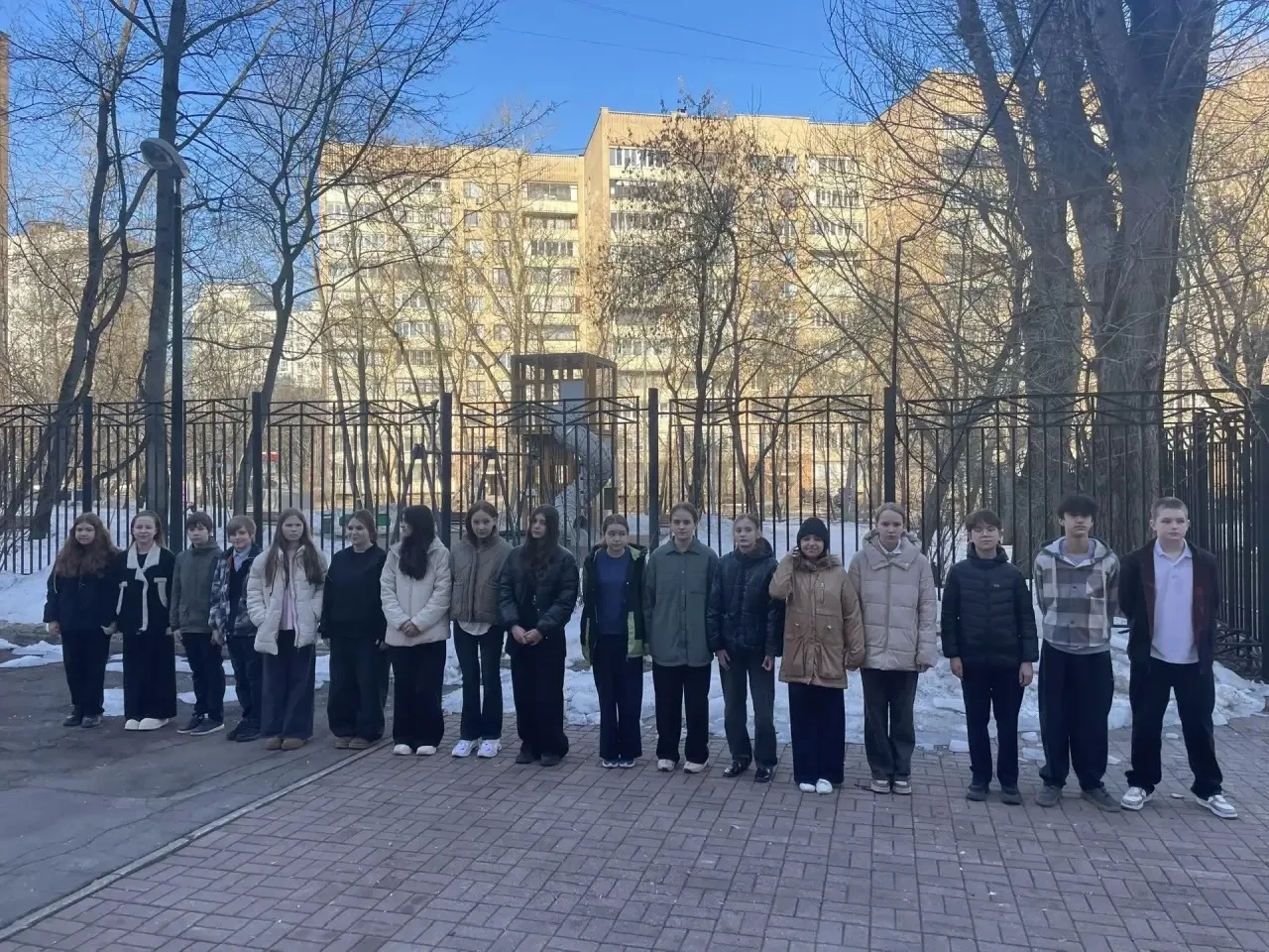 🇷🇺Утро понедельника в нашей школе начинается с традиций — торжественной линейки, церемонии поднятия 