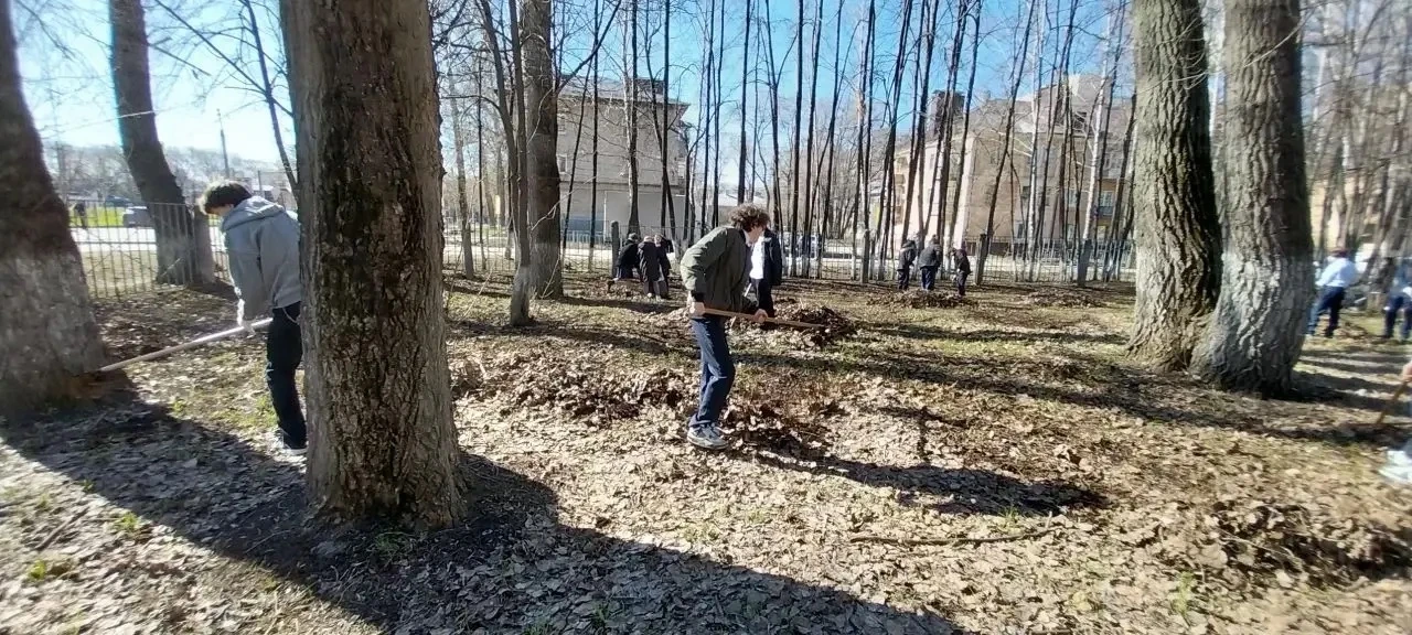 🧹 Субботник — дело доброе и нужное!  Второй день в 1 и 2 корпусе нашей школы все дружно выходят  на 