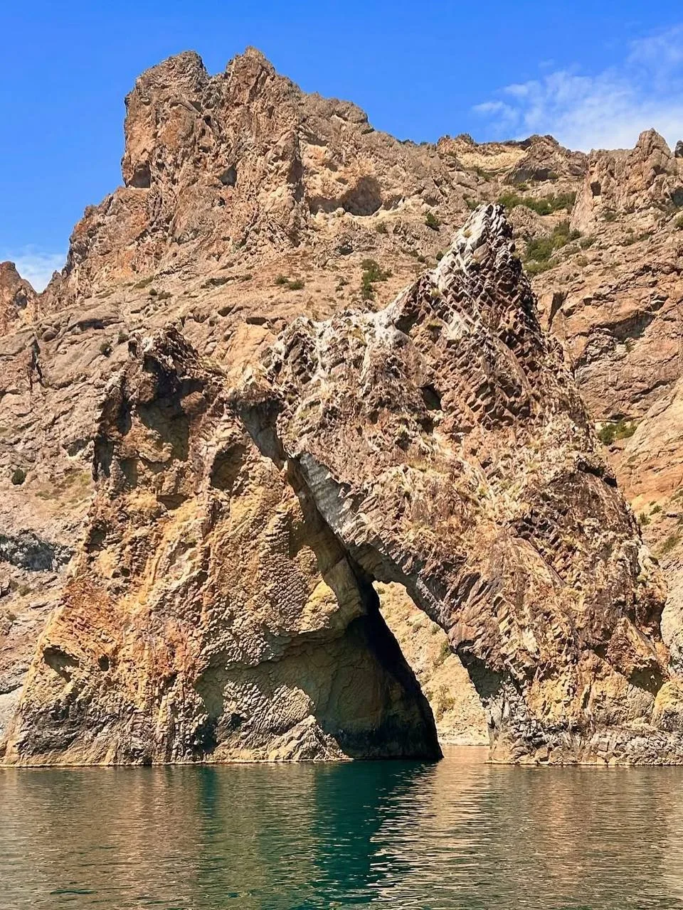 🏔 Акватория Кара-Дага - это одно из самых интересных мест Крымского полуострова.