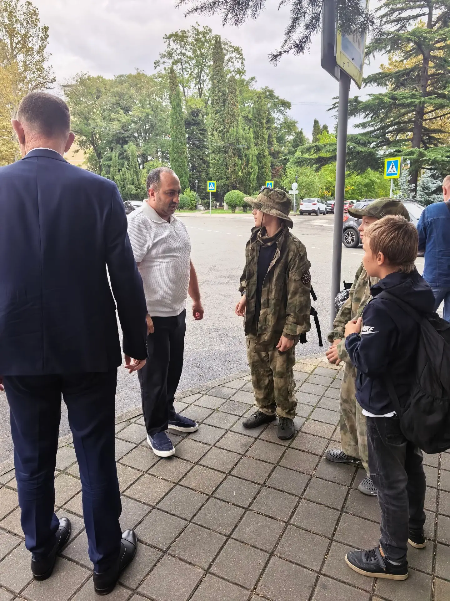 Шел по городу, никого не трогал. А тут навстречу — двое парней в полевой форме. Останов...