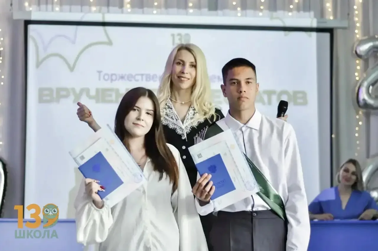 Выпускники — 2026: школьная глава завершена 🎓

Церемония вручения аттестатов, которая прошла 27 июн