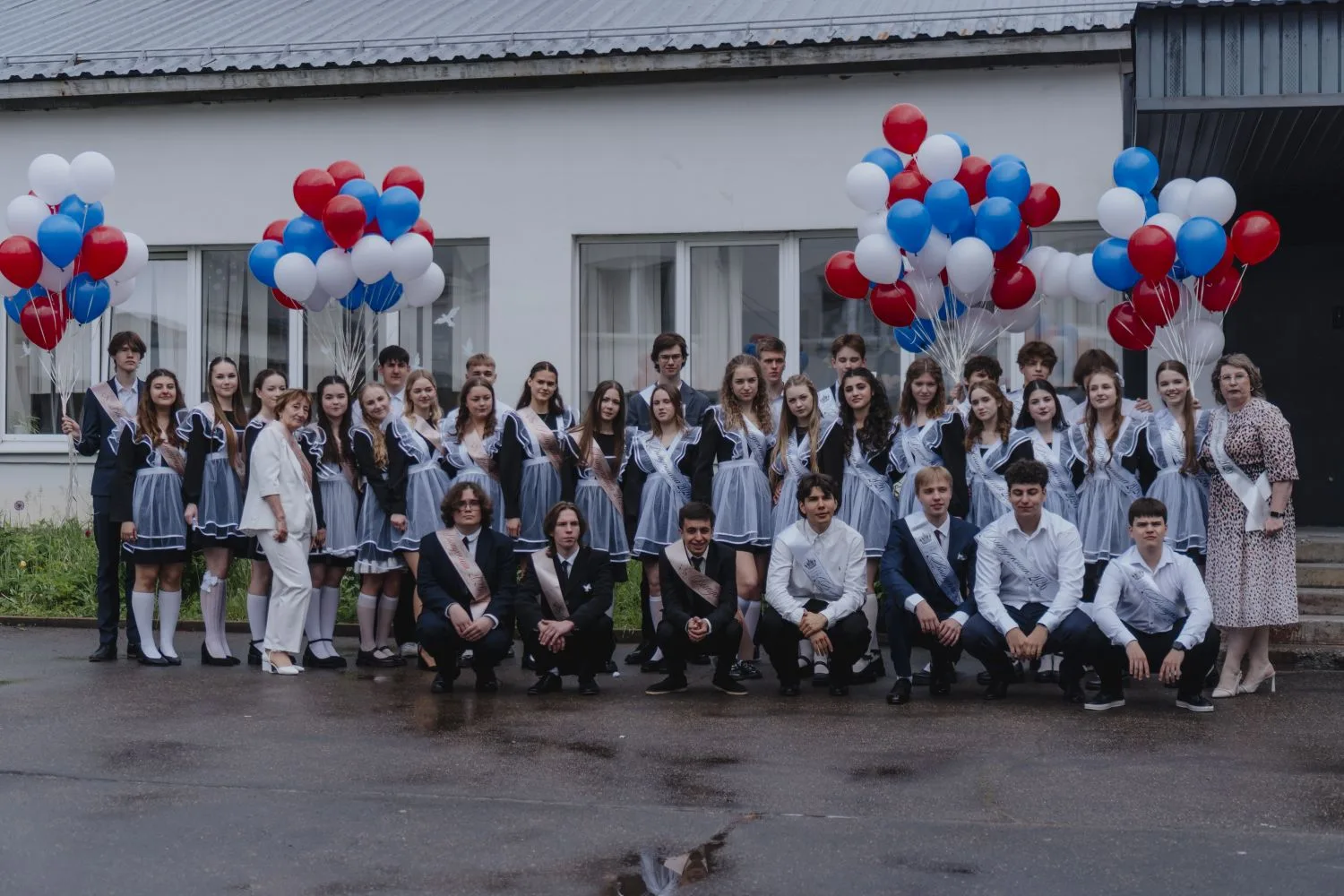 🔔 Сегодня прозвенел последний звонок для 34 выпускников нашей гимназии — волшебный момент, наполнен