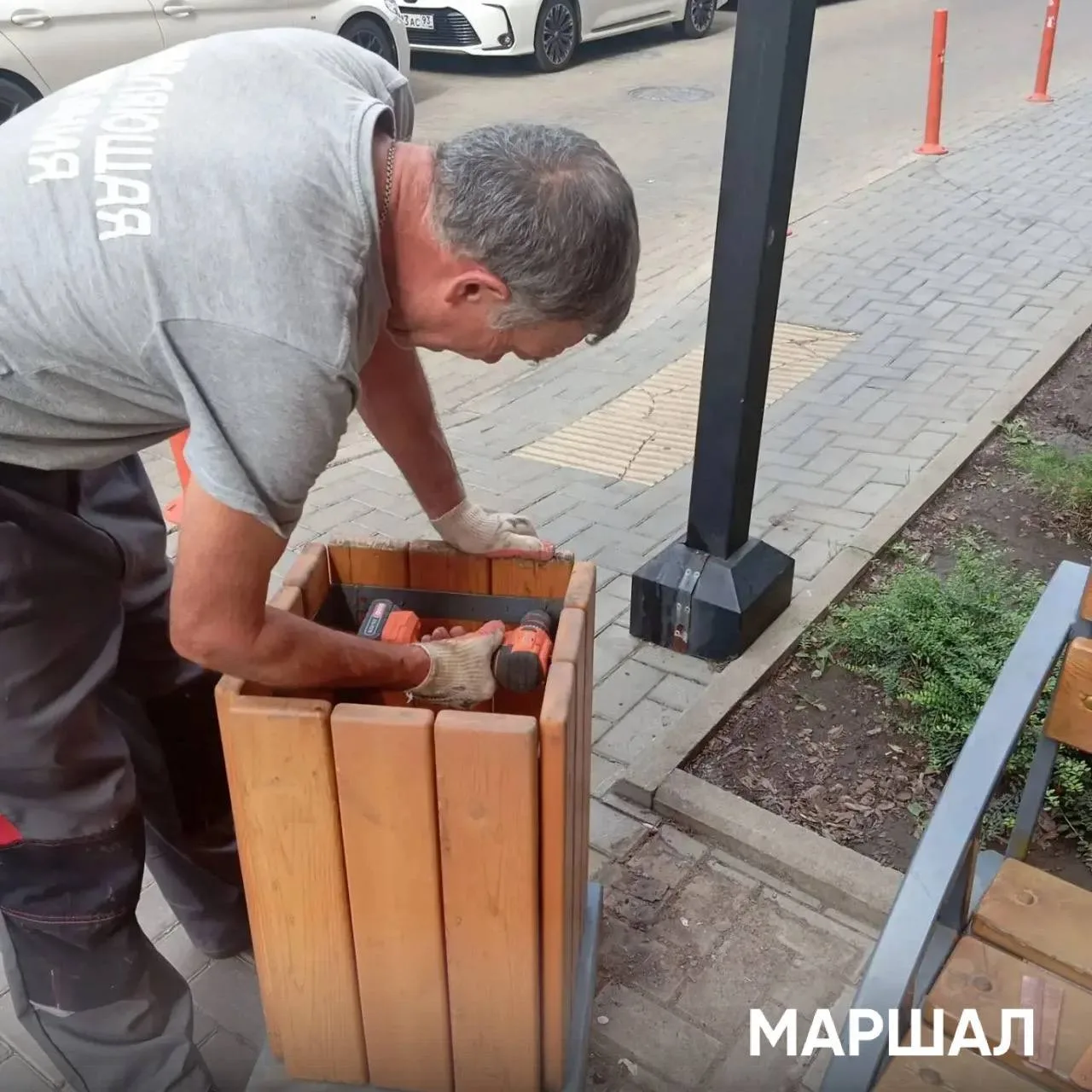 Выполнили ремонт урны на придомовой территории жилого комплекса «Маршал».