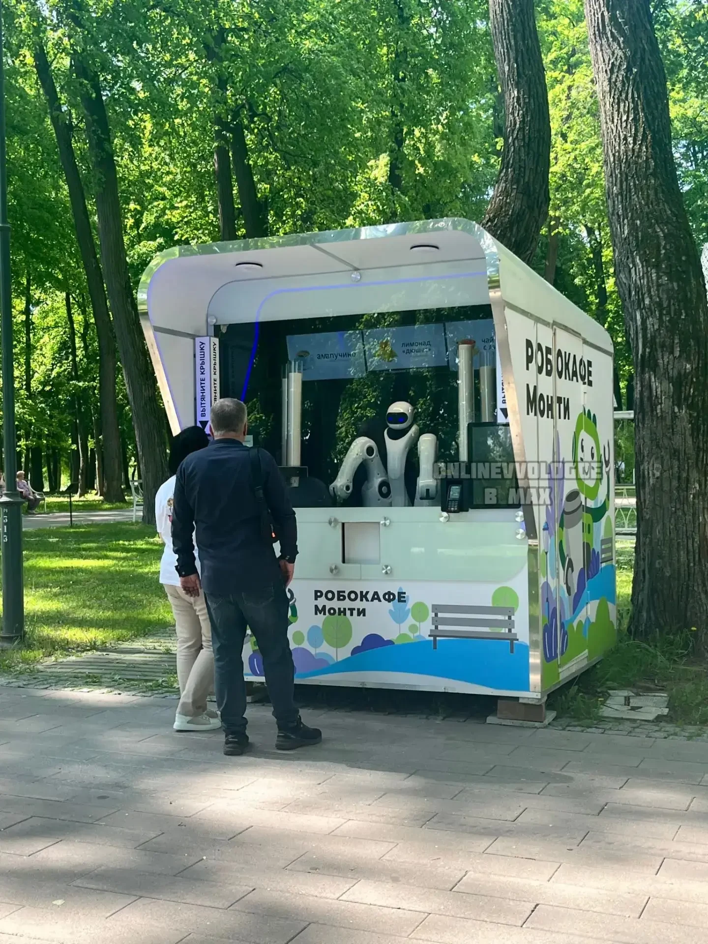 В Вологде кофе продают из телефонных будок. В то же время в Москве и Подмосковье торгов...