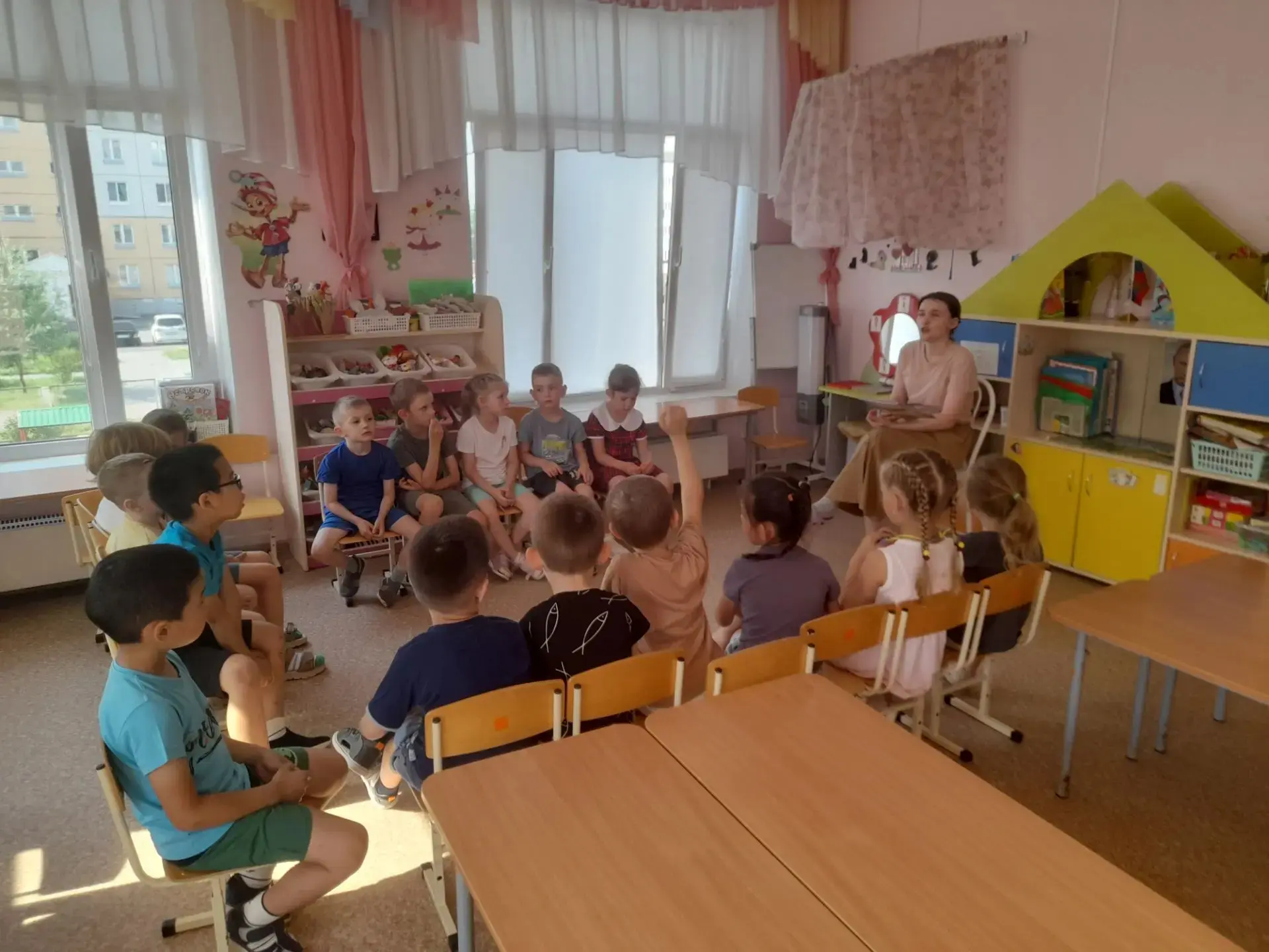 19 июня в группу "Сказка" приходили гости из библиотеки "Книжная галактика ". Ребятам рассказали о п