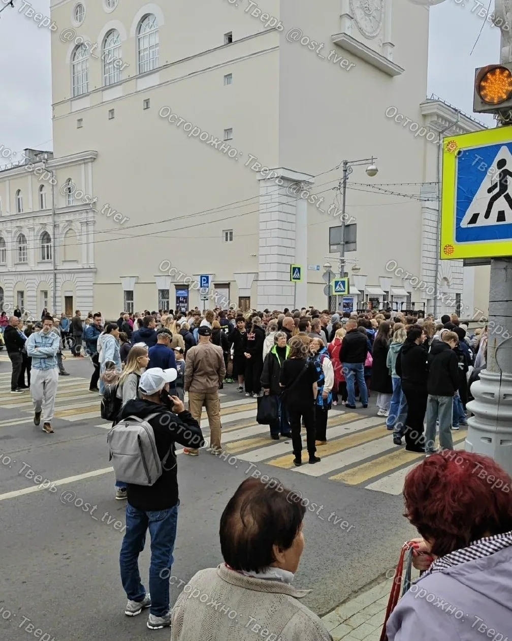 ⚡ Полгорода собралось у входа в обновленный Горсад Твери, люди стоят в очереди