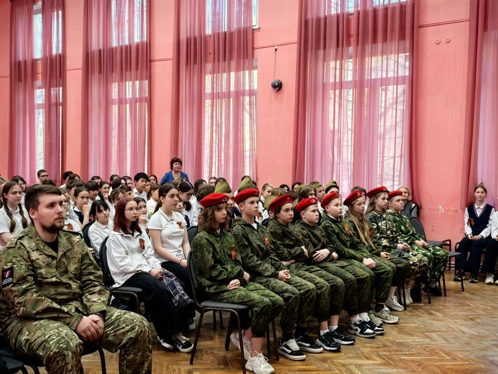 Сегодня в МАОУ СОШ №10 прошёл трогательный праздничный концерт, посвящённый Дню Победы! 🎶❤️ Это собы