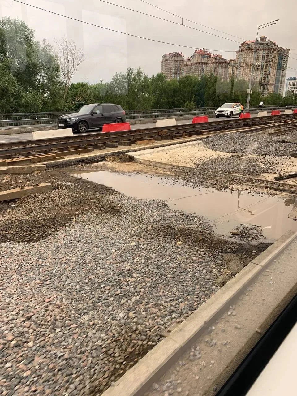 🛠 Подписчица Елена Семёнова поделилась фото ремонта трамвайных путей и похвалила рабоч...