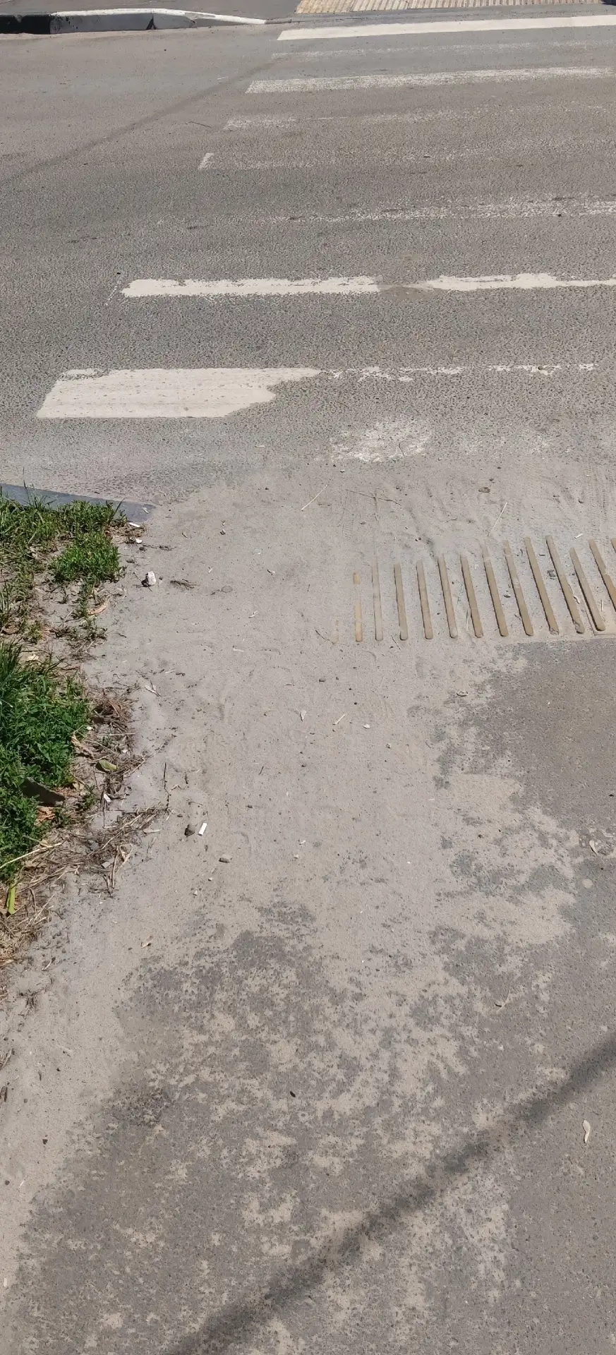 Гости города спрашивают, а зачем в вашем городе летом дороги песком посыпают?