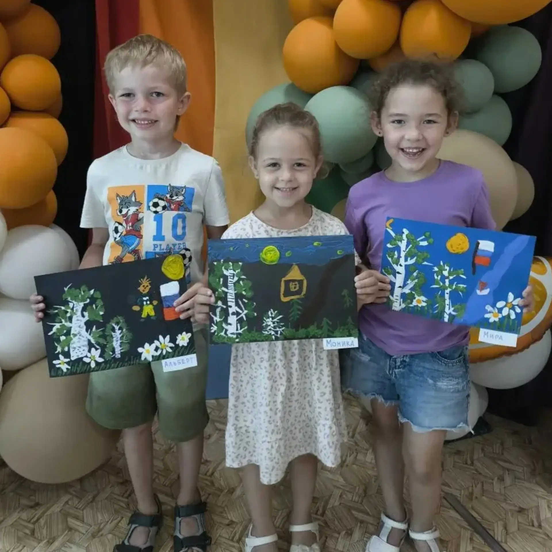 🖌 Рисуем Россию с любовью.

Ребята из группы «Кораблик» — настоящие художники! Посмотрите, какие за