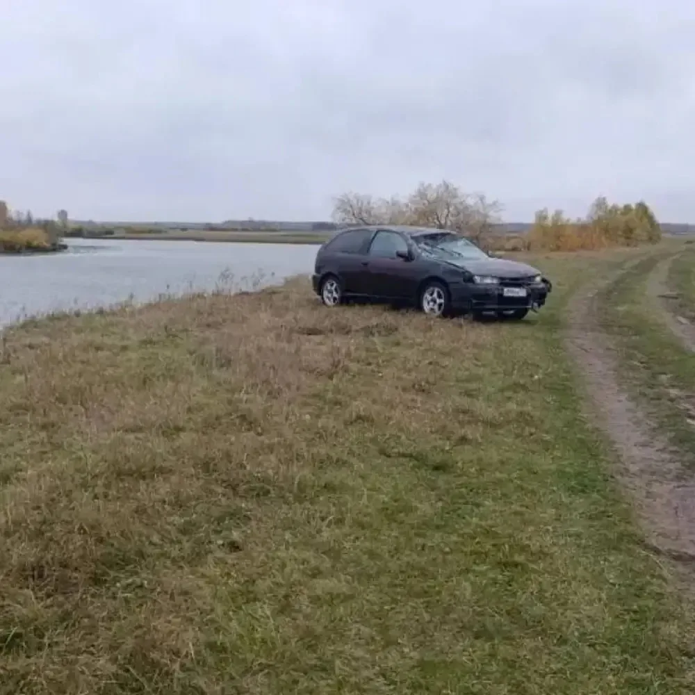 Тюменка въехала на машине в реку и погибла