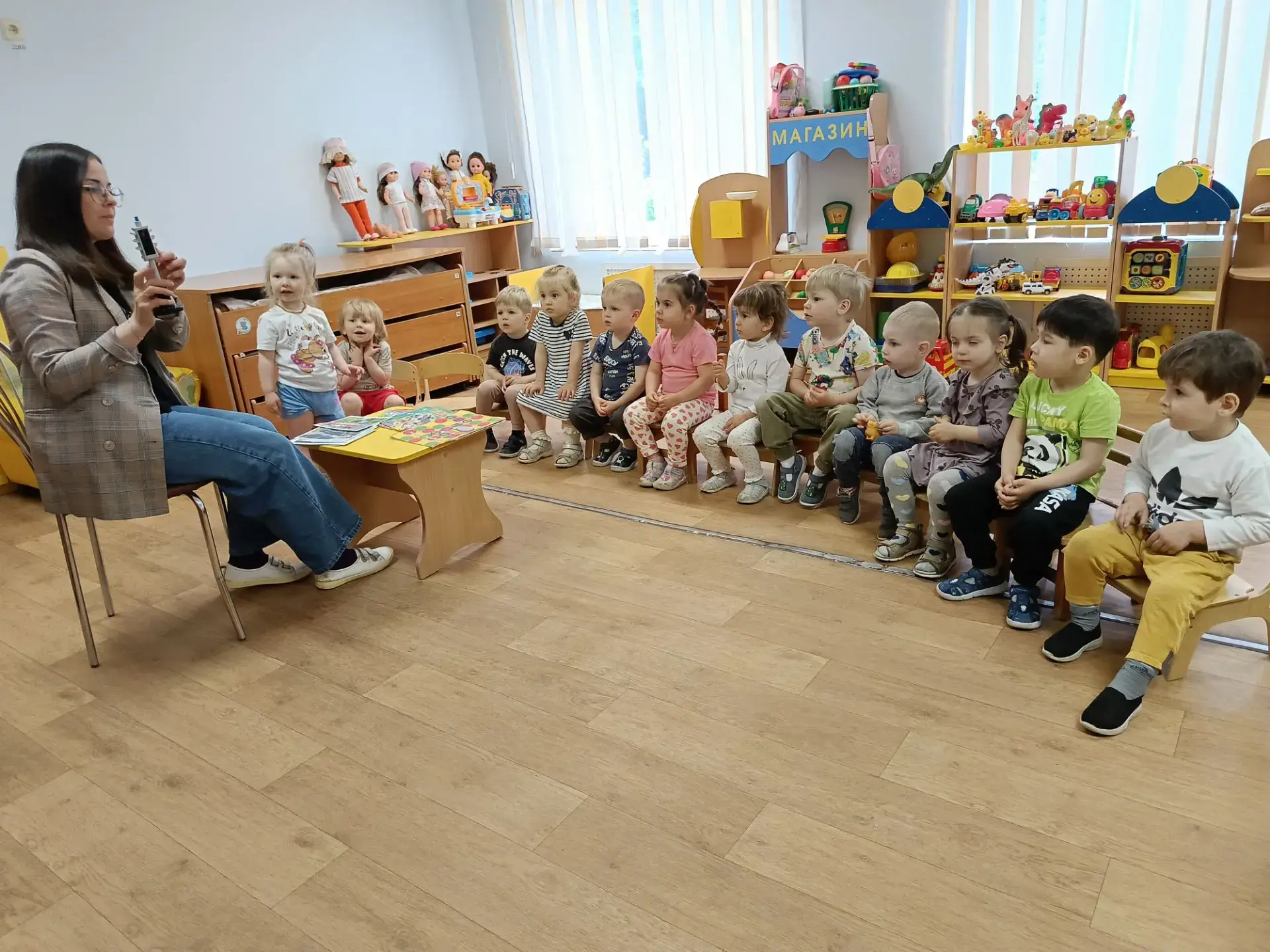 🚦Наши малыши подружились со светофором!

В весёлых играх они разобрались, что значит каждый цвет: к