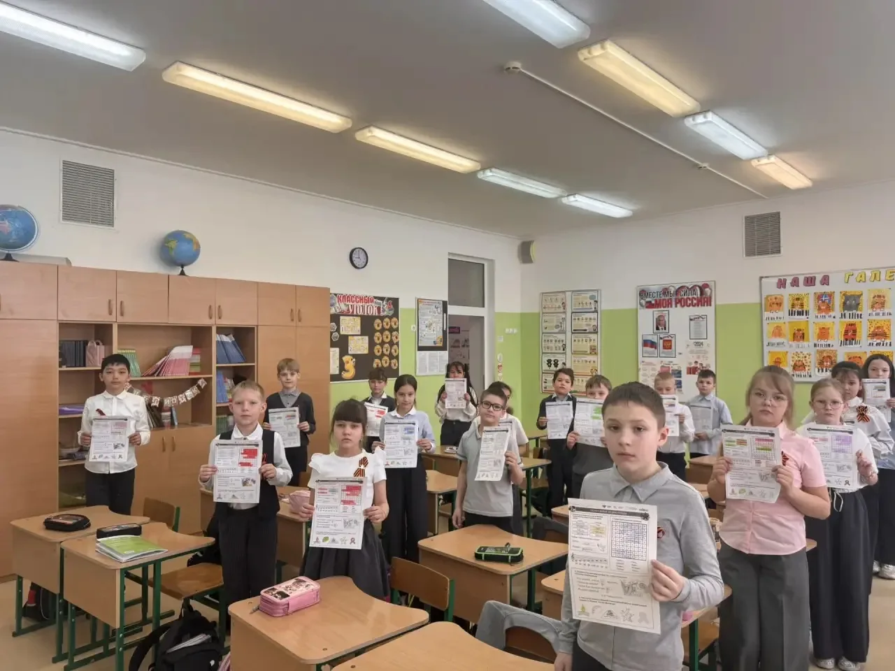 Сегодня утро в школе началось с торжественного поднятия флага и гимна. А после торжественной линейки